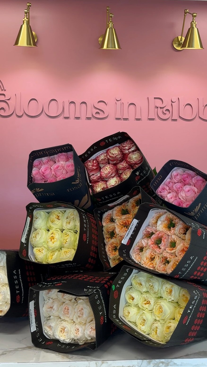 Rundown of some of our favorite staple Garden Roses 🌹 

#bloomsinribbon #rosevilleflorist #floriststudio #rocklinfloris