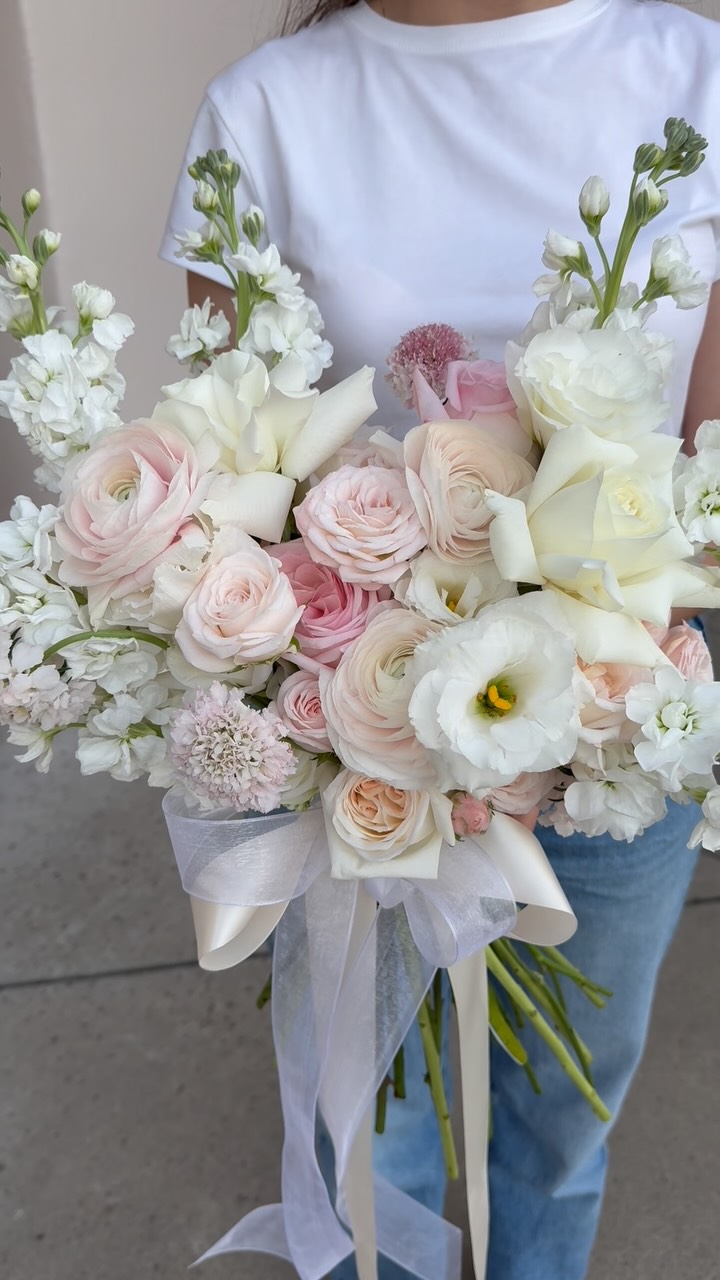 What’s not to love about pink? 🎀🌸

Soft blush tones, delicate whites, and all the romantic details — this bride chose 