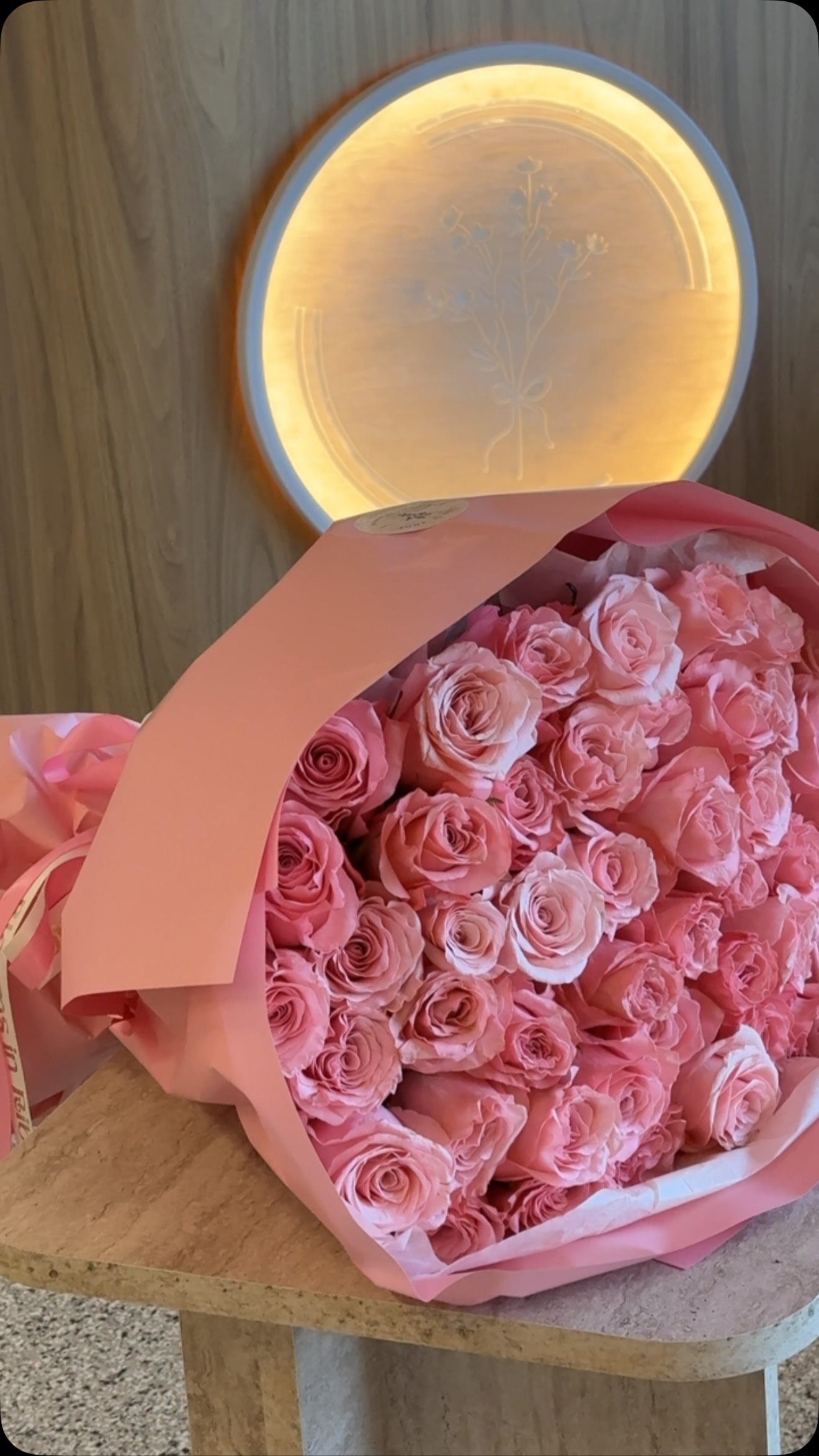 Flowers are a girl’s favorite accessory 🎀🪞🌷 

#bloomsinribbon #rosevilleflorist #sacramentoflorist #flowershop #roses