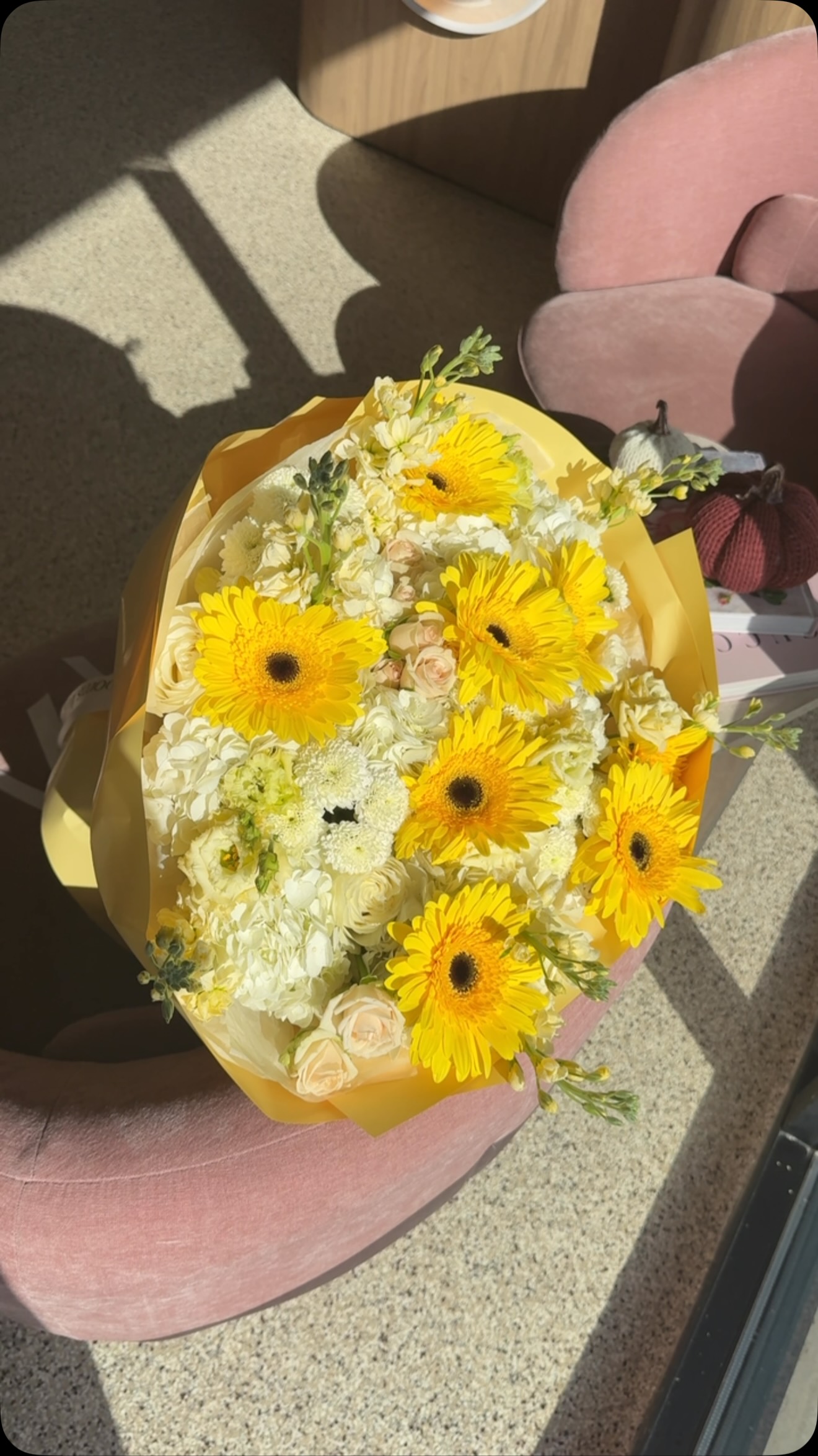 Golden blooms for life’s sunniest moments. 🌻🤍 

#bloomsinribbon #rosevilleflorist #floriststudio #rocklinflorist #flow