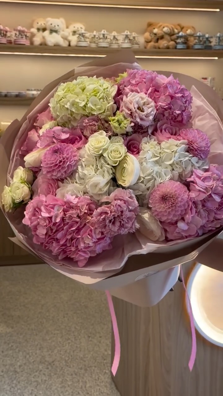 Let the flowers dance 🌸🧑‍🩰 

#bloomsinribbon #rosevilleflorist #rocklinflorist #flowershop #flowerarrangement