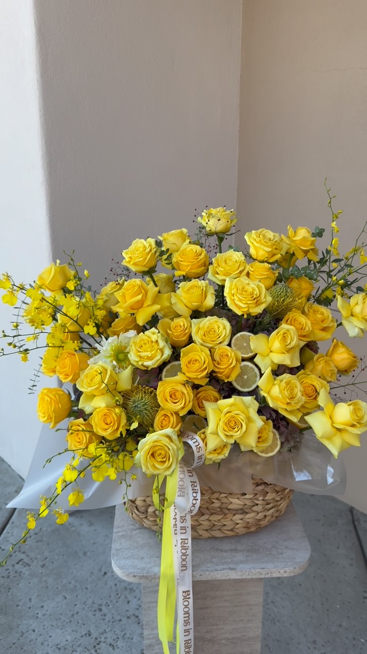 When “a little something” turns into this. ✨ 

#bloomsinribbon #rosevilleflorist #flowershop #rocklinflorist #flowerstag