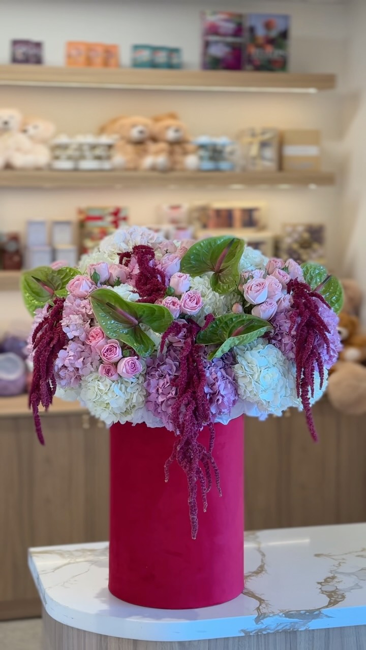 She’s bold. She’s dramatic. She knows she’s the moment. ❤️‍🔥🌹 

#bloomsinribbon #rosevilleflorist #flowershop #sacrame